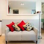 Stunning Modern Red Apartment Near Bastille-Marais