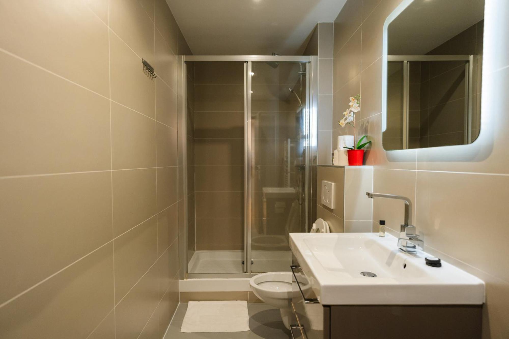 Stunning Modern Red Near Bastille-marais Parigi
