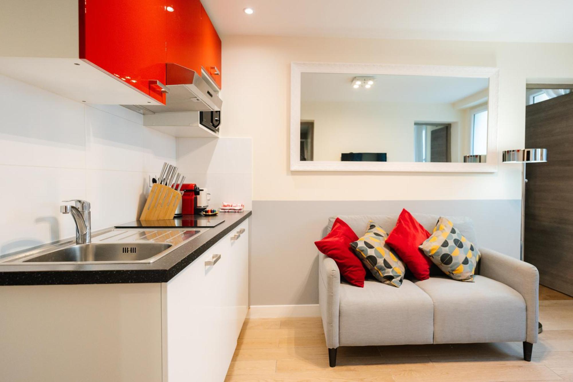 Stunning Modern Red Near Bastille-marais Parigi