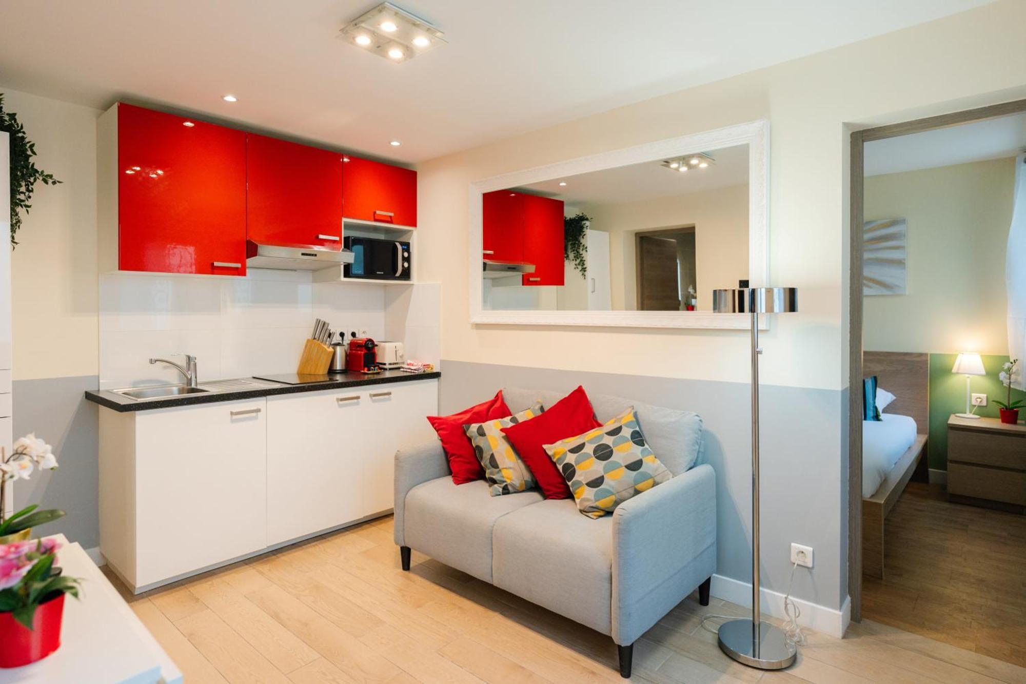 Stunning Modern Red Near Bastille-marais Parigi
